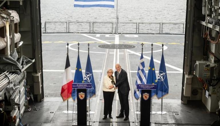 وزيرا دفاع اليونان وفرنسا على متن فرقاطة فرنسية الصنع