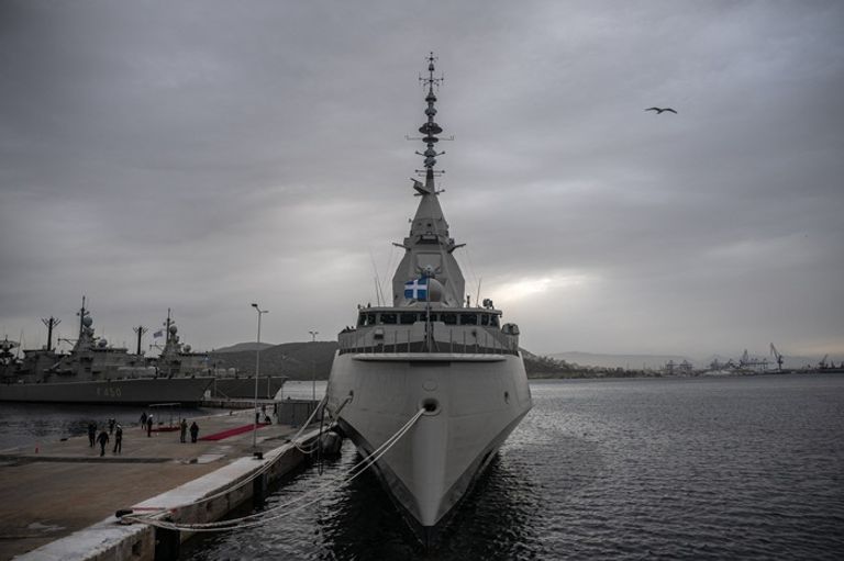 وزيرا دفاع اليونان وفرنسا على متن فرقاطة فرنسية الصنع