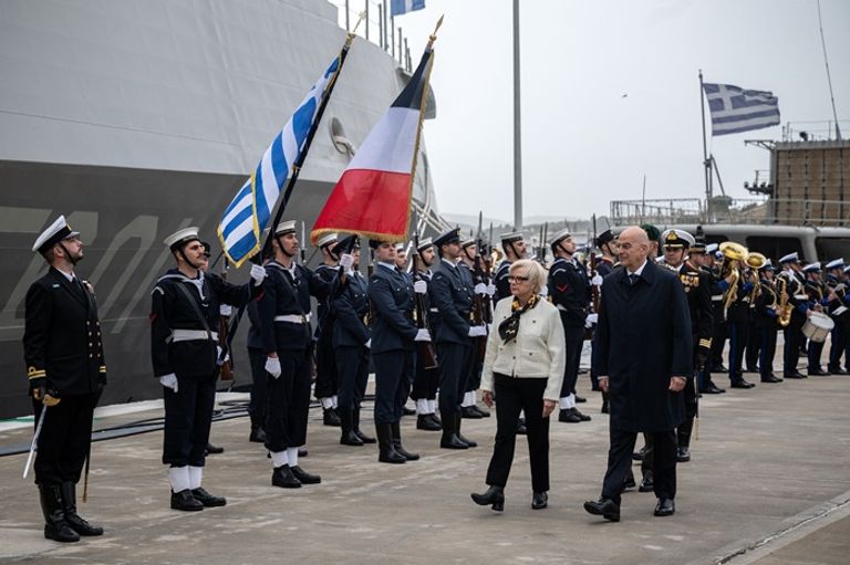 وزيرا دفاع اليونان وفرنسا على متن فرقاطة فرنسية الصنع