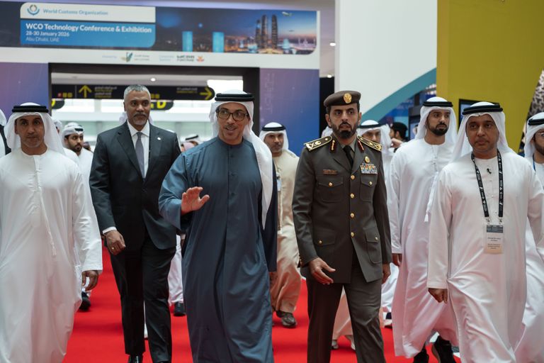 منصور بن زايد يزور مؤتمر ومعرض التكنولوجيا لمنظمة الجمارك العالمية - صورة 1