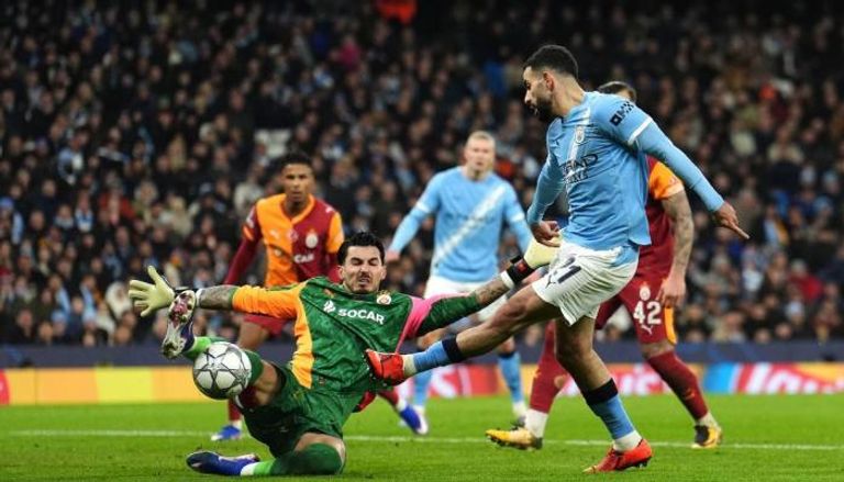 آيت نوري أمام غلطة سراي