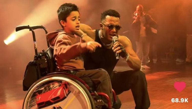 الطفل العراقي يغني مع محمد رمضان