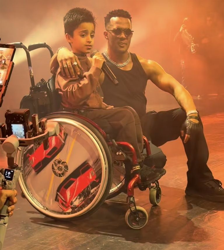 الطفل العراقي يغني مع محمد رمضان