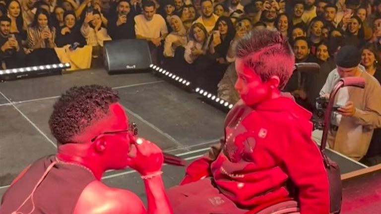 الطفل العراقي يغني مع محمد رمضان