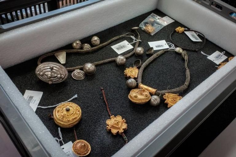 كنوز القارة السمراء بين إفريقيا وفرنسا