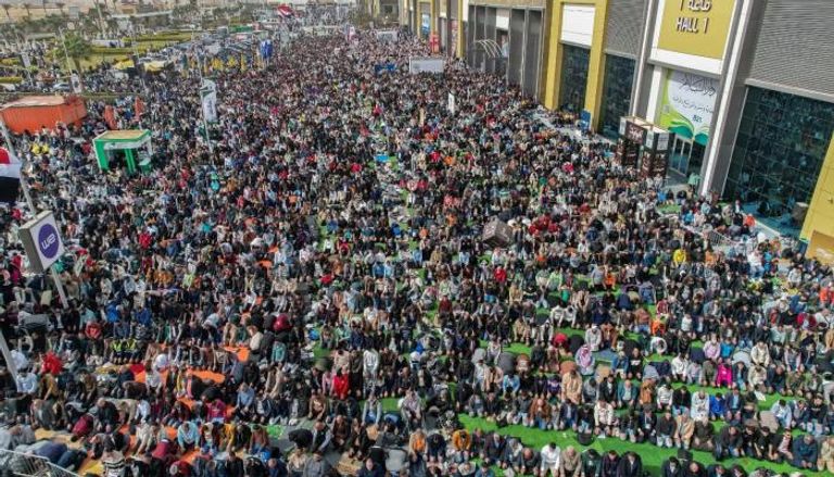 ساحات معرض الكتاب تحتضن آلاف المصلين