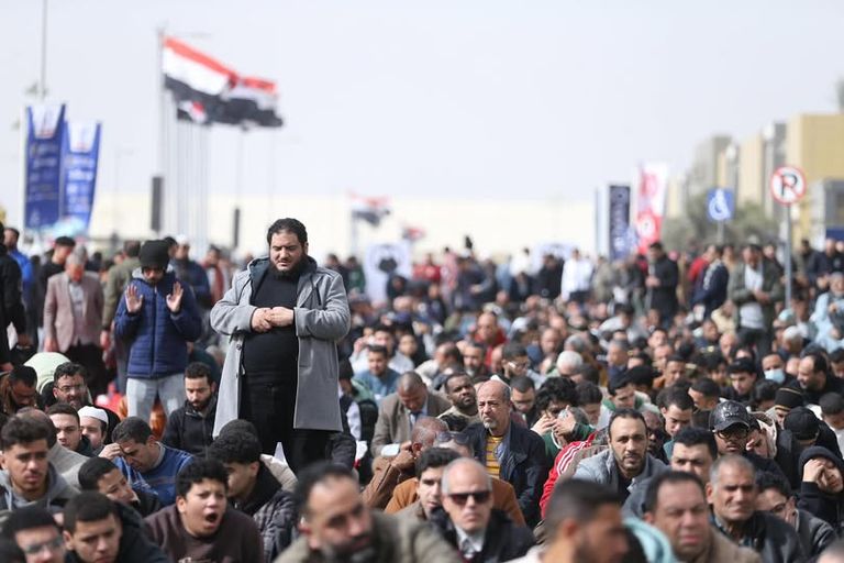 ساحات معرض الكتاب تحتضن آلاف المصلين