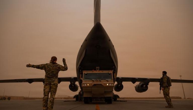 طائرة نقل عسكري أمريكية تفرغ حمولتها -  القيادة الأمريكية الوسطى