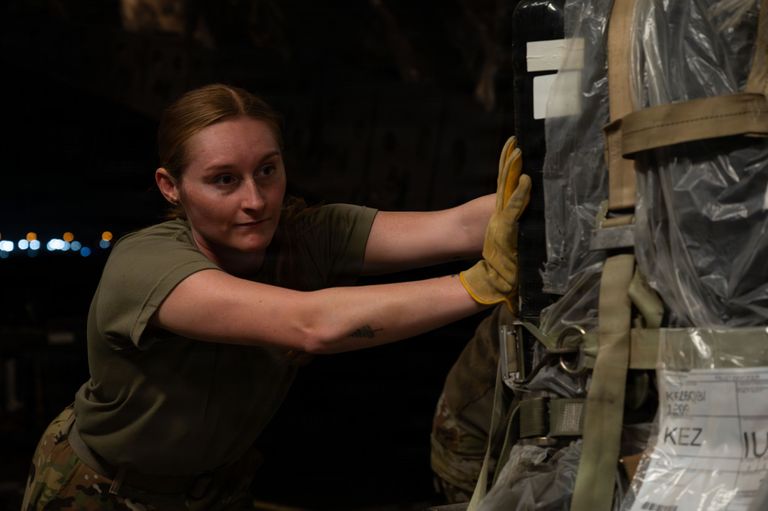 طائرة نقل عسكري أمريكية تفرغ حمولتها - (القيادة الأمريكية الوسطى)