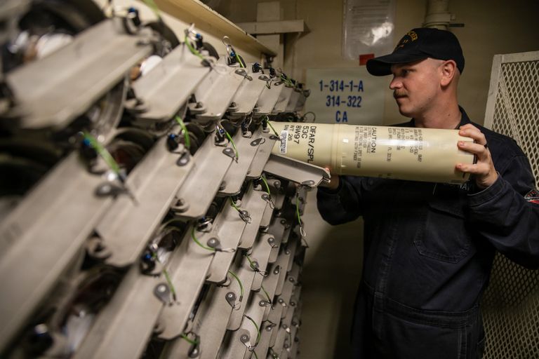 طائرة نقل عسكري أمريكية تفرغ حمولتها - (القيادة الأمريكية الوسطى)