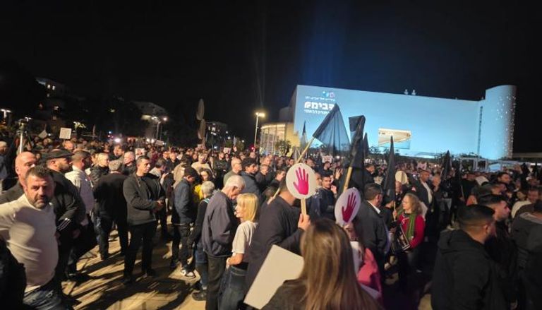  عشرات الآلاف من المواطنين العرب في إسرائيل خلال الاحتجاج على تقاعس الشرطة