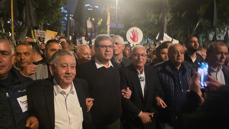  عشرات الآلاف من المواطنين العرب في إسرائيل خلال الاحتجاج على تقاعس الشرطة