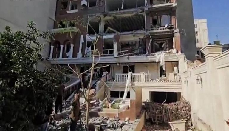 جانب من الانفجار الذي وقع في مبنى سكني بإيران