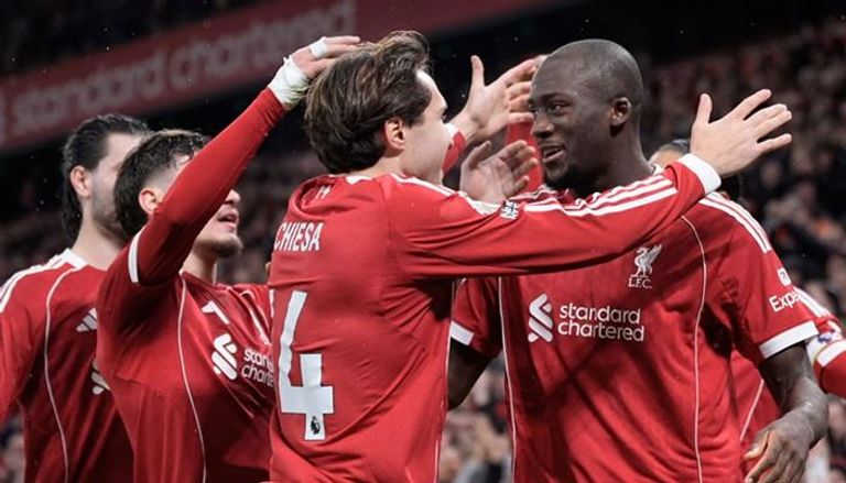 إبراهيما كوناتي مع لاعبي ليفربول