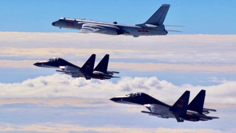 مقاتلات سو-30 برفقة القاذفة إتش-6 مدمرة من طراز تايب-055 وقاذفتان من طراز إتش-6