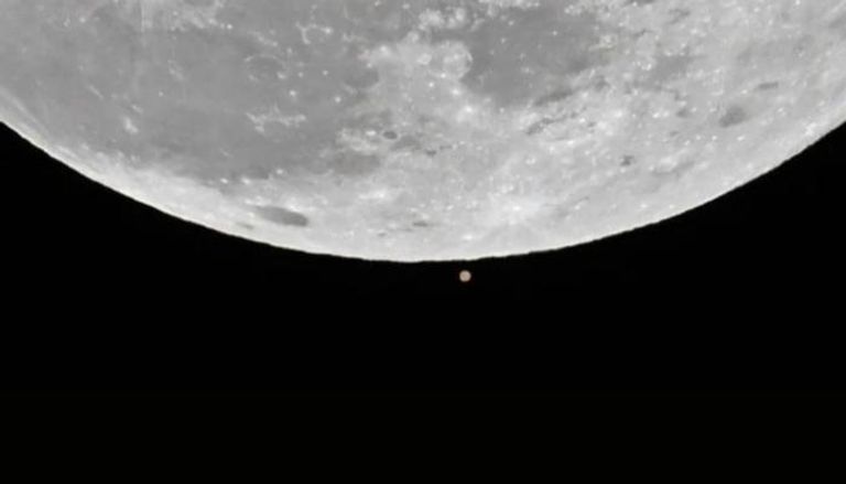 قمر الثلج يبتلع نجمة ليو اللامعة