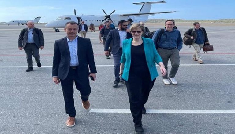 رئيسة البعثة الدبلوماسية الأمريكية في فنزويلا لدى وصولها إلى مطار مايكيتيا