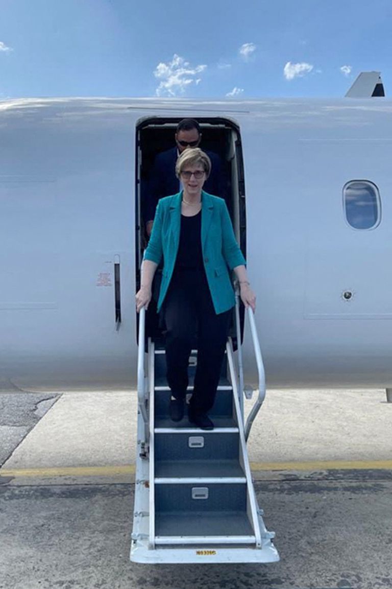 رئيسة البعثة الدبلوماسية الأمريكية في فنزويلا لدى وصولها إلى مطار مايكيتيا