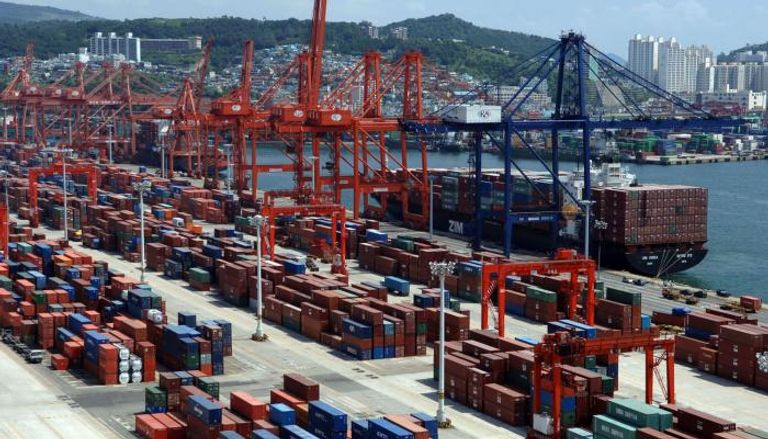 سفن الشحن ترسو على رصيف ميناء بوسان في كوريا الجنوبية