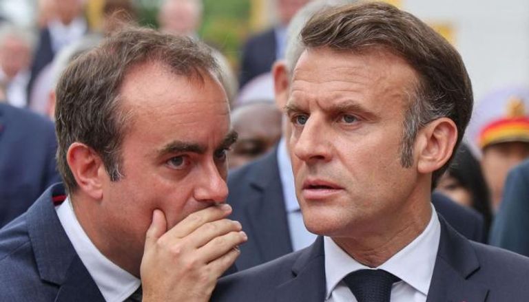 لوكورنو يهمس في أذن ماكرون