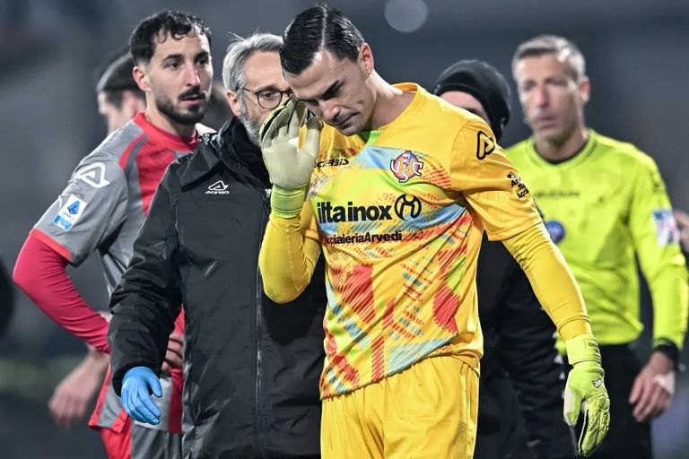 حدث في الدوري الإيطالي.. ألعاب نارية تُفقد مشجعاً أصابعه - صورة 1