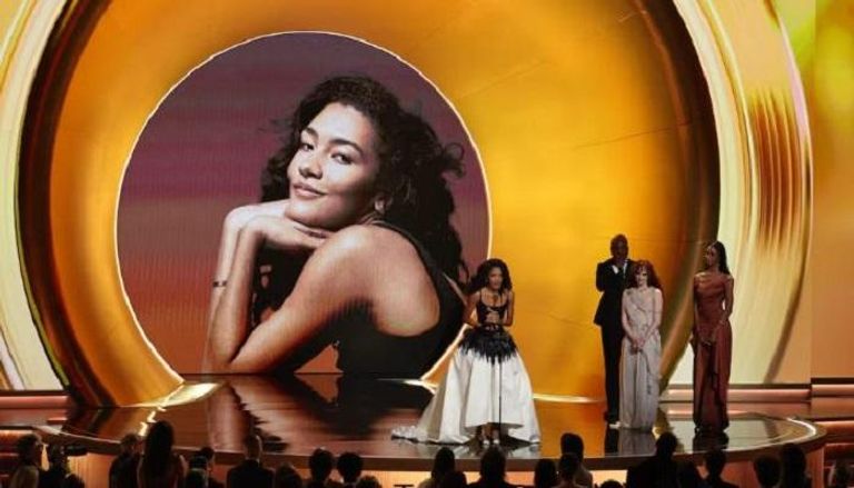 أوليفيا دين تتسلم الجائزة