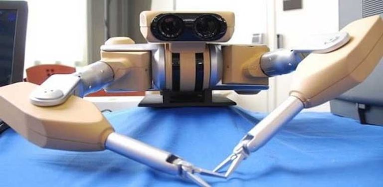 إجراء عملية روبوتية متقدمة لتخطيط الدماغ ثلاثي الأبعاد - صورة 1