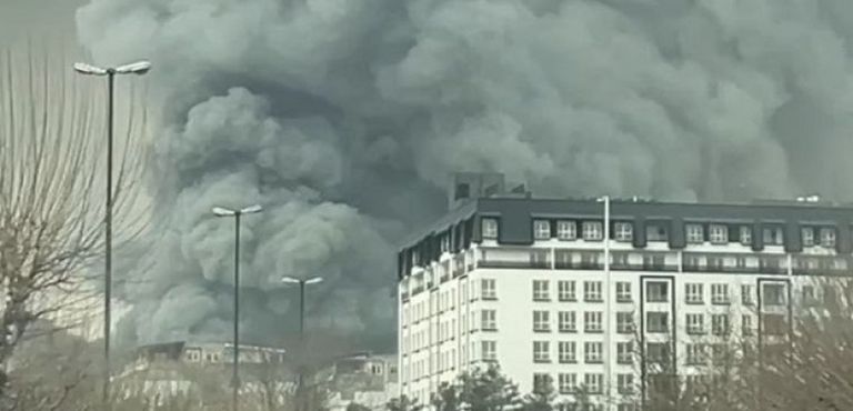 فرق الإطفاء انتشرت بالمكان.. حريق ضخم في مركز تجاري بطهران - صورة 1