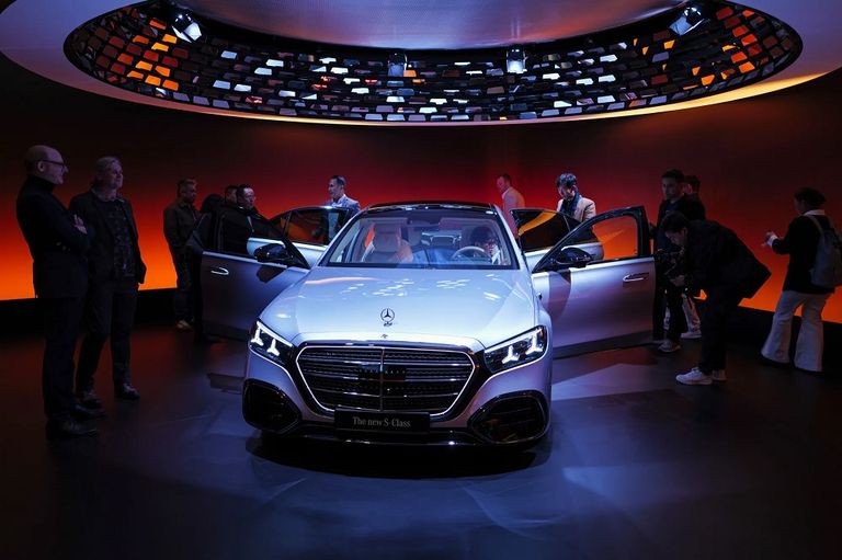 S-Class المُجددة.. رهان مرسيدس الأخير في عالم السيارات الفاخرة - صورة 1