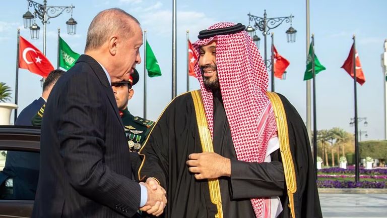 رجب طيب أردوغان ومحمد بن سلمان بعد لقاء محمد بن سلمان.. أردوغان يحسم صفقة انتقال كانتي إلى فناربخشة - صورة 1