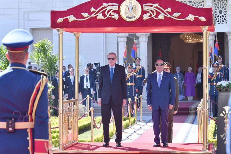 قمة السيسي وأردوغان.. تعاون دفاعي وتنسيق لخفض التصعيد بالمنطقة - صورة 1