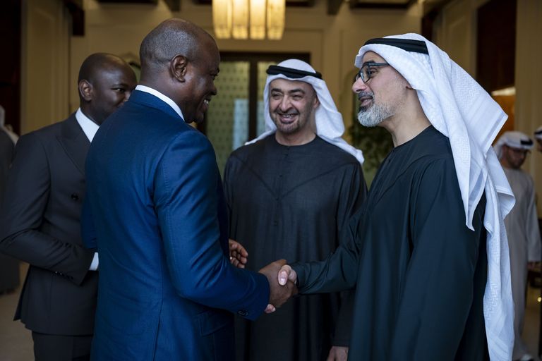 محمد بن زايد ورئيس الغابون يؤكدان أهمية ترسيخ دعائم السلام - صورة 1