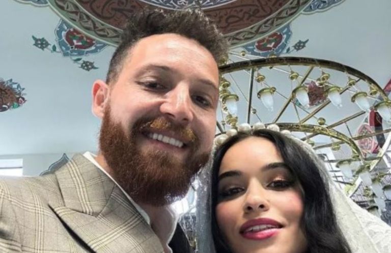 زوجة محمود حجازي تتساءل عن وجوده داخل غرفة امرأة لساعة ونصف - صورة 1