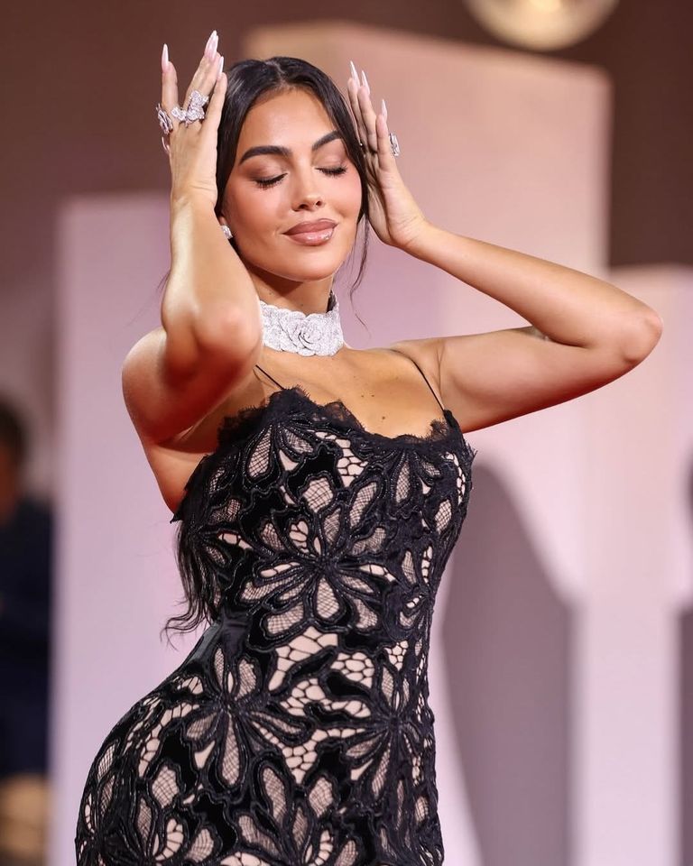 بدأ عامه الثاني والأربعين.. كريستيانو رونالدو يحتفل بعيد ميلاده بإهداء جورجينا المجوهرات - صورة 6