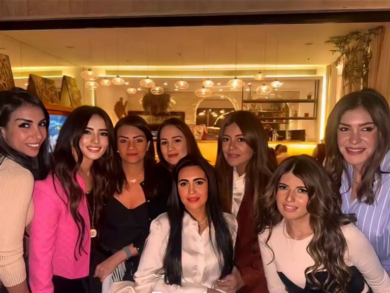 زينة تحتفل بعيد ميلادها بحضور لميس الحديدي - صورة 1