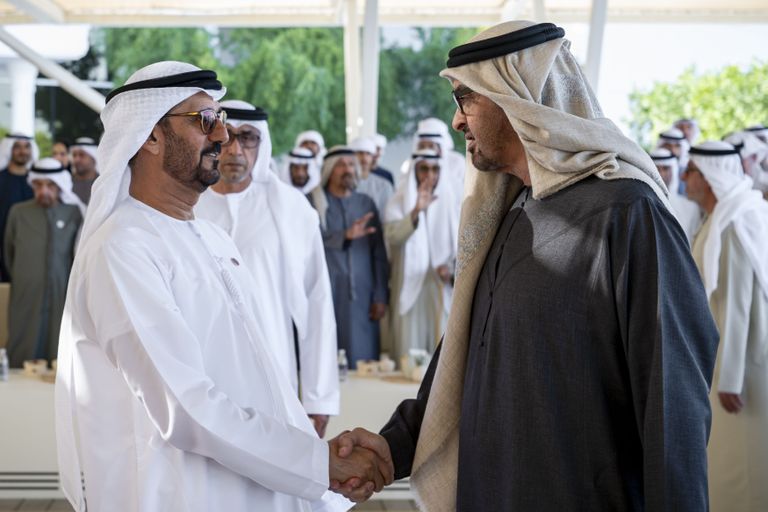 محمد بن زايد يستقبل المشاركين في برنامج القادة الإماراتيين من الصف الثاني - صورة 1