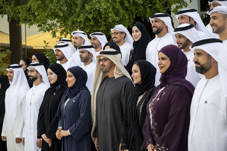 محمد بن زايد يستقبل المشاركين في برنامج القادة الإماراتيين من الصف الثاني - صورة 2