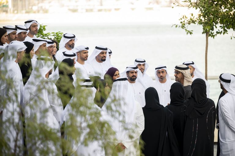 محمد بن زايد يستقبل المشاركين في برنامج القادة الإماراتيين من الصف الثاني - صورة 3