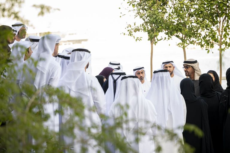 محمد بن زايد يستقبل المشاركين في برنامج القادة الإماراتيين من الصف الثاني - صورة 4