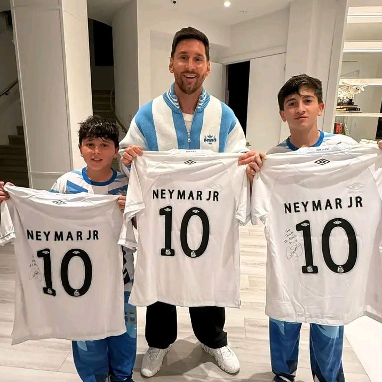 &laquo;من الأمير للعبقري&raquo;.. نيمار يهدي ليونيل ميسي العباءة المقدسة - صورة 1