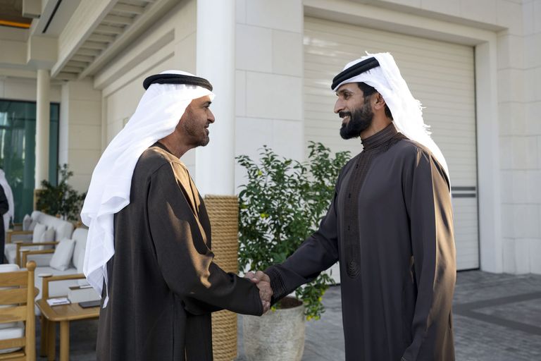محمد بن زايد يبحث العلاقات الثنائية مع مستشار الأمن الوطني البحريني - صورة 1