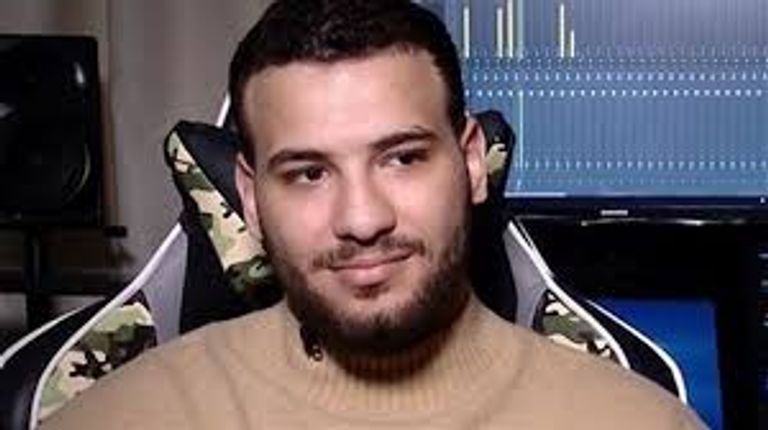 بعد ٥ أعوام من النزاع.. مسلم يعلن حسم أزمته مع المنتج الفني - صورة 1