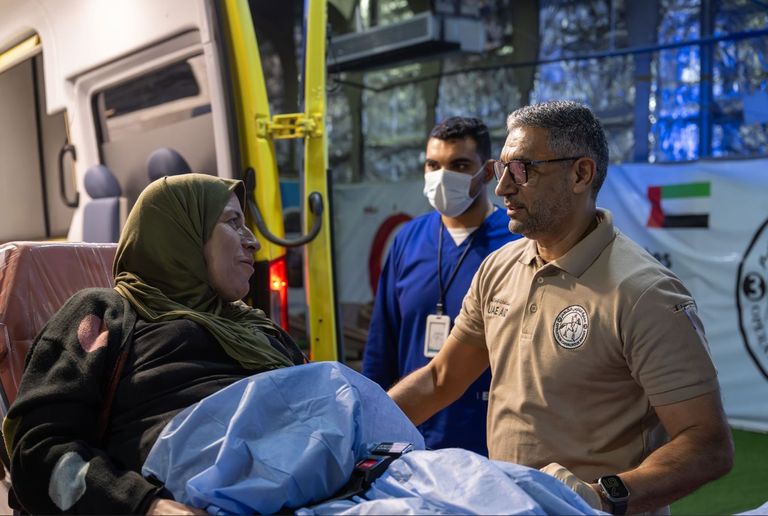 المستشفى الإماراتي العائم يواصل استقبال الحالات المرضية القادمة من غزة - صورة 1