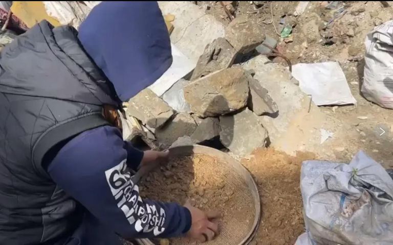صندوق للعظام.. فلسطيني في غزة يجمع شتات عائلته قطعة قطعة - صورة 1