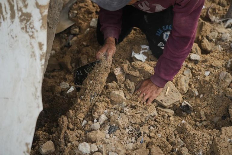 صندوق للعظام.. فلسطيني في غزة يجمع شتات عائلته قطعة قطعة - صورة 2