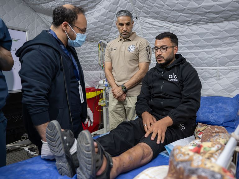 المستشفى الإماراتي العائم يستقبل 6 حالات جديدة من غزة خلال 24 ساعة - صورة 1