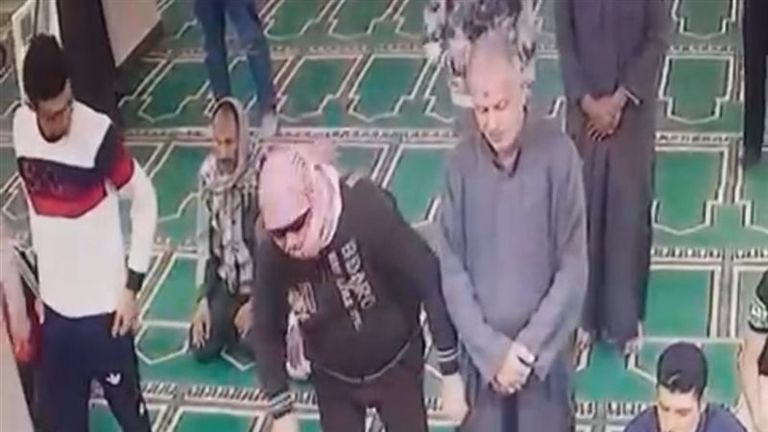 وفاة مصري أثناء صلاة الجنازة على صديقه (صور) - صورة 1