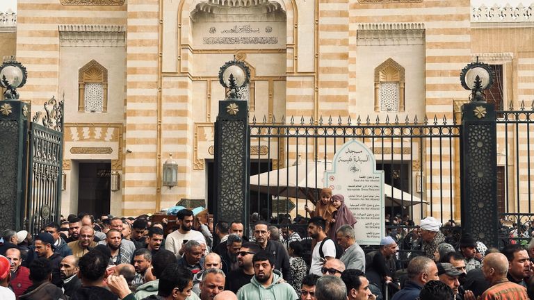 تشييع جثمان والدة الفنانة عبير فاروق من مسجد السيدة نفيسة - صورة 1