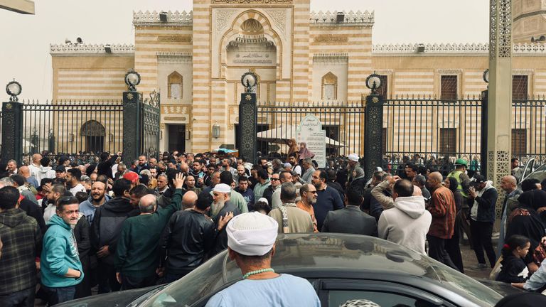 تشييع جثمان والدة الفنانة عبير فاروق من مسجد السيدة نفيسة - صورة 2