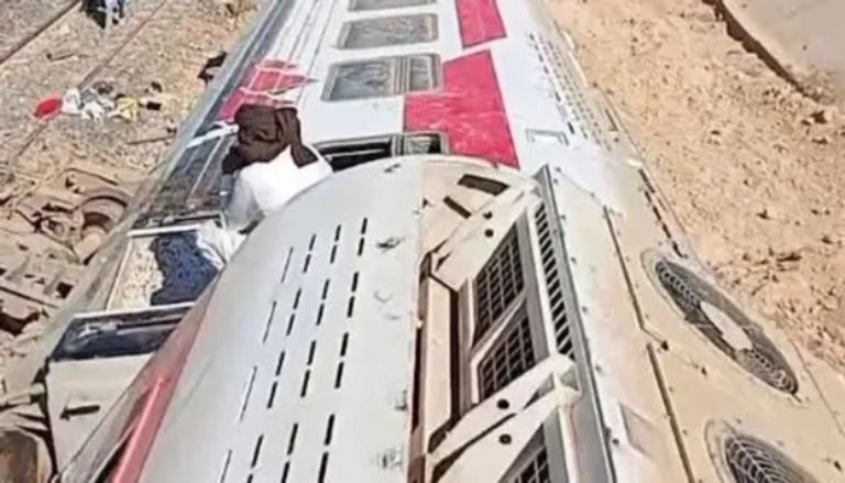 وفاة شخص وإصابة 3 آخرين.. تفاصيل اصطدام قطار بعربة نقل في مصر - صورة 1